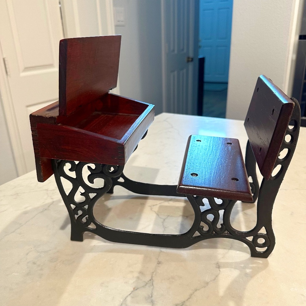 Samantha's desk with box that opens 2000 Mattel version